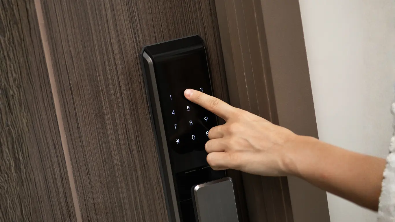 Porta de apartamento com fechadura digital instalada
